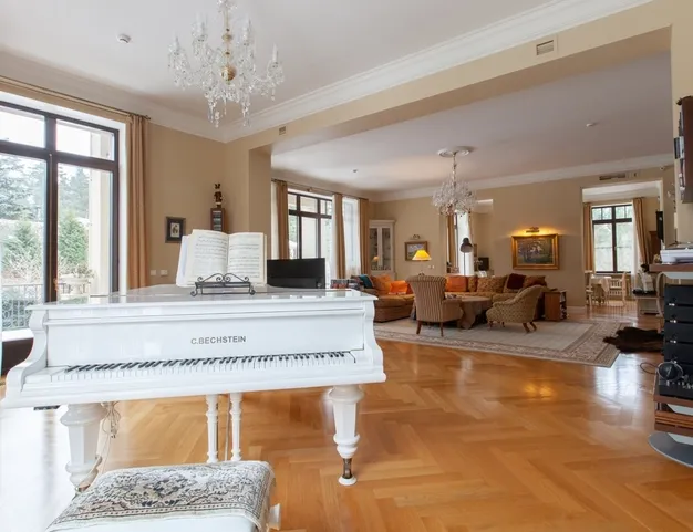 дом  в КП Резиденции Бенилюкс, 19 км от МКАД