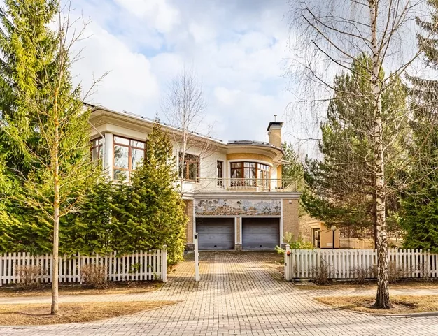 дом  в КП Резиденции Бенилюкс, 19 км от МКАД