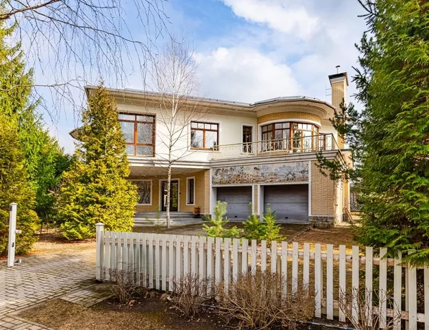 дом  в КП Резиденции Бенилюкс, 19 км от МКАД