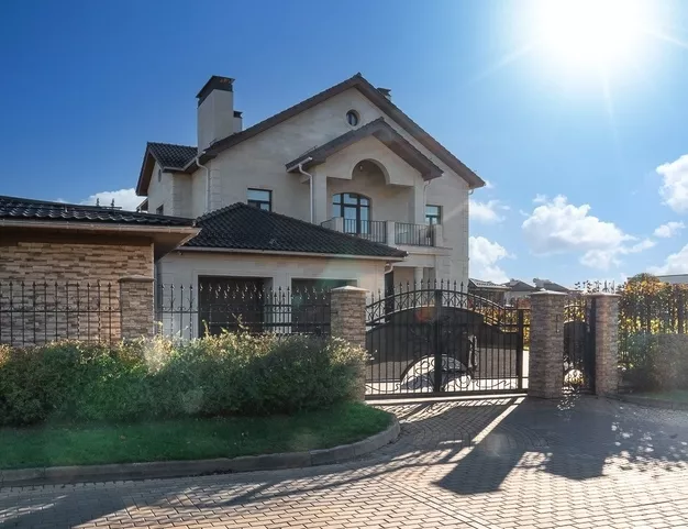 дом  в КП Монтевиль, 23 км от МКАД