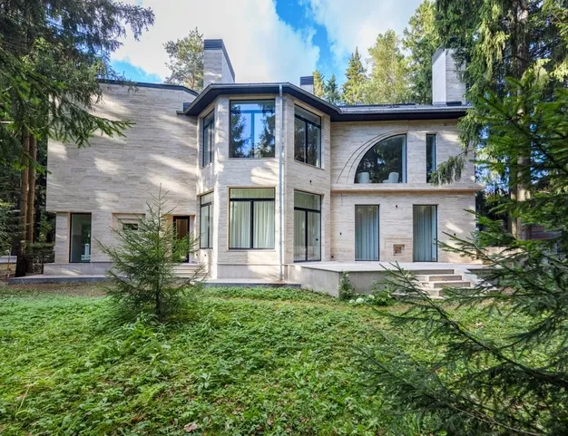 дом  в КП Лебединое озеро, 15 км от МКАД