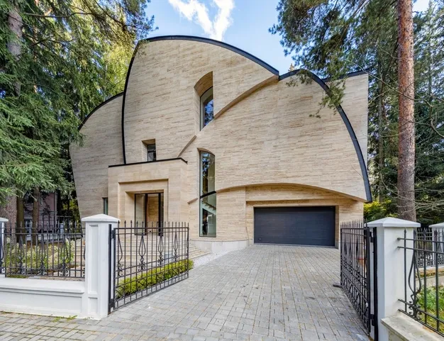 дом  в КП Лебединое озеро, 15 км от МКАД