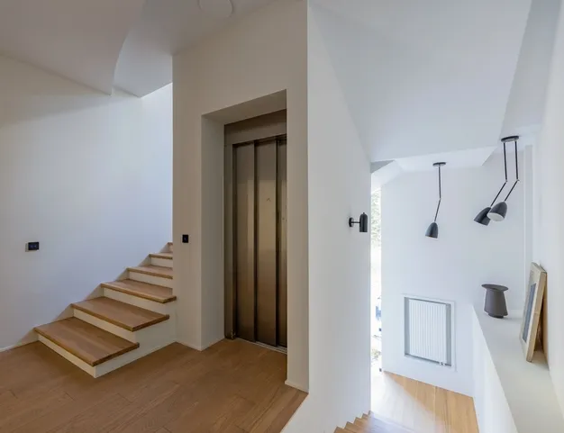 дом  в КП Лебединое озеро, 15 км от МКАД