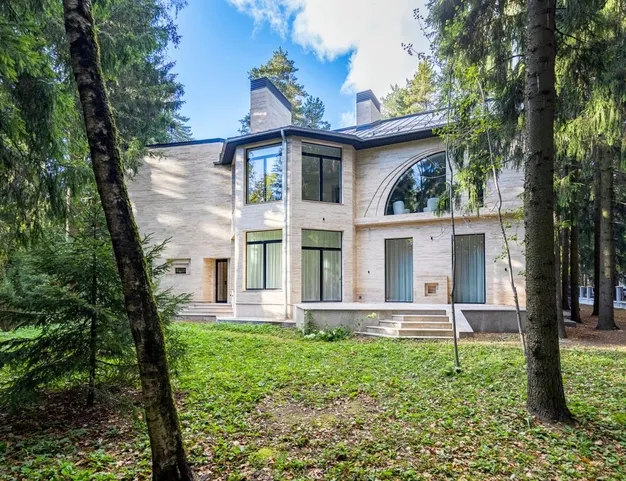 дом  в КП Лебединое озеро, 15 км от МКАД