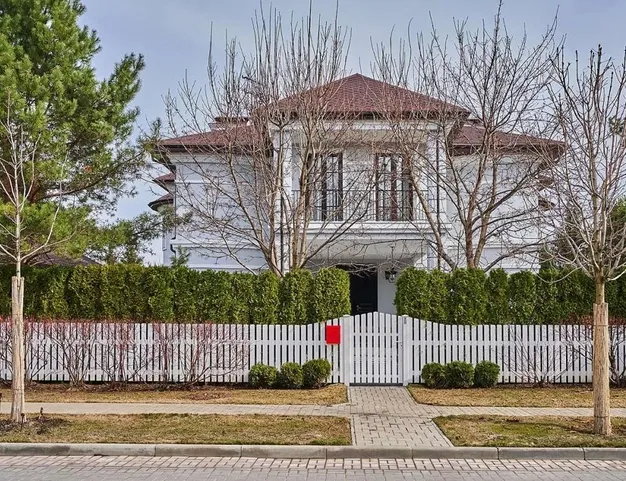 дом  в КП Резиденции Бенилюкс, 19 км от МКАД